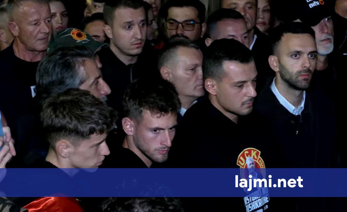 Dita e gjashtë e protestave në Prishtinë  mes qytetarëve edhe Endrit Thaçi  Altin Krasniqi  Skifter Mustafa e Përparim Rama