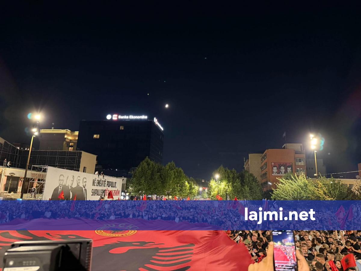 Protesta në sheshin  Skënderbeu   hyn në natën e shtatë  qytetarët mblidhen sërish në mbështetje të ish krerëve të UÇK së