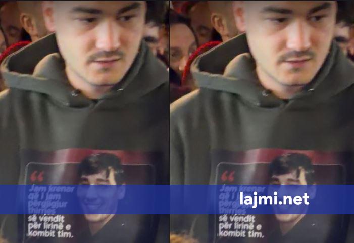 Jam krenar që i jam përgjigjur thirrjes së vendit  për lirinë e vendit tim    Klestori ka një mesazh të fuqishëm në bluzën e tij
