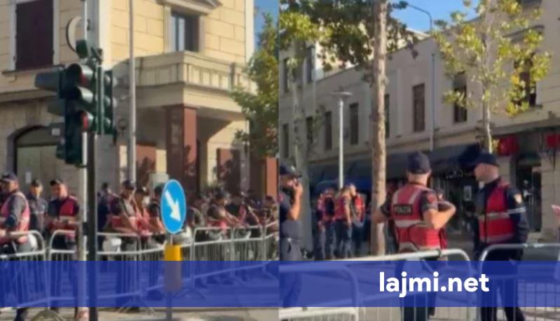 Kuvendi i Shqipërisë rrethohet me gardhe metalike  masa të forta sigurie para protestës