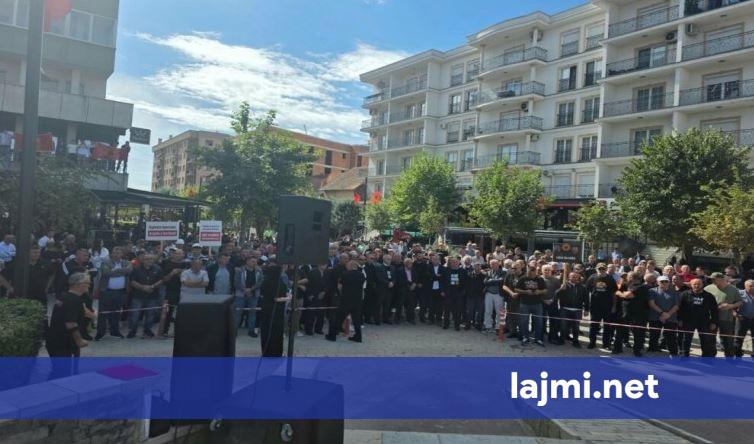 protestuesit-ne-kline-do-te-vazhdojme-deri-ne-vendosjen-e-drejtesise