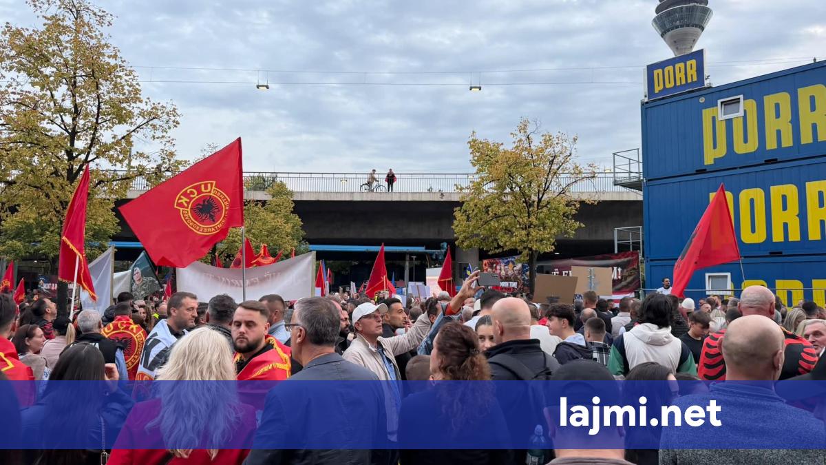 Shqiptarët protestojnë në Dusseldorf kundër aktgjykimit të Gjykatës Speciale ndaj ish krerëve të UÇK së