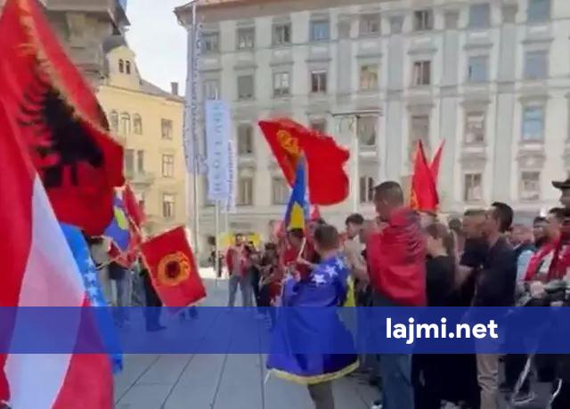  Një komb  një zë  një qëndresë   shqiptarët në Graz brohorasin njëzëri për UÇK në