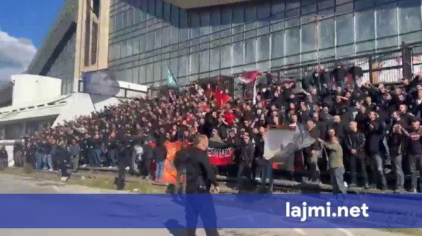 Mblidhen  Plisat  kundër aktgjykimit në Hagë  protestës u bashkohen edhe grupet e tjera të tifozëve