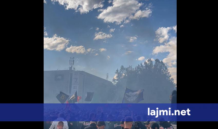 Tifo grupet protestojnë para Qeverisë  pas këngëve e brohoritjeve hidhen mjete piroteknike