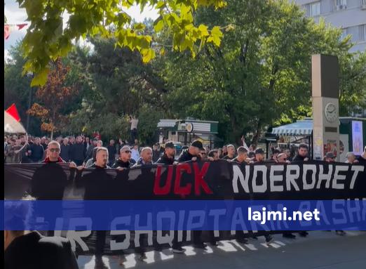 UÇK nderohet kur shqiptaria bashkohet   tifo grupet me mesazh të fortë nga protesta