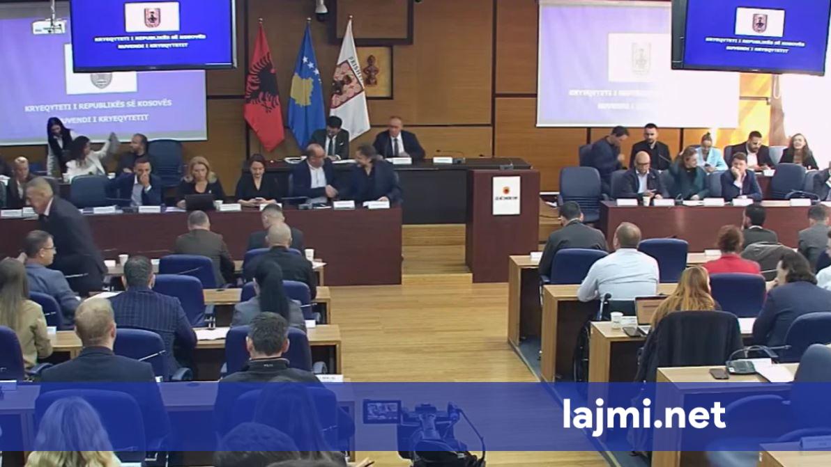 Buxheti 161 milionë euro i Prishtinës kalon me 31 vota  LVV ja kundër  Sveçla kritikon mbi 7 milionë eurot për sheshin  Xhorxh Bush 