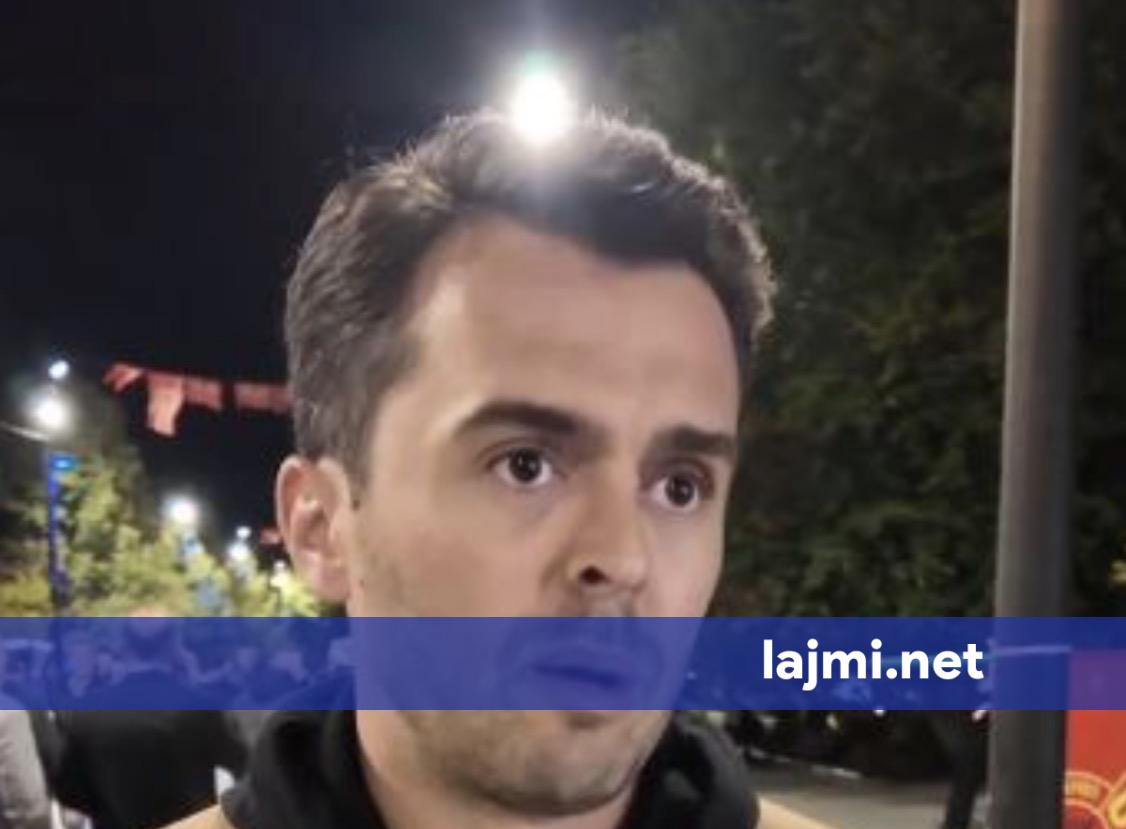 Korab Shaqiri nga protesta në Prishtinë  Të jemi të bashkuar dhe ta shohim dritën në fund të tunelit