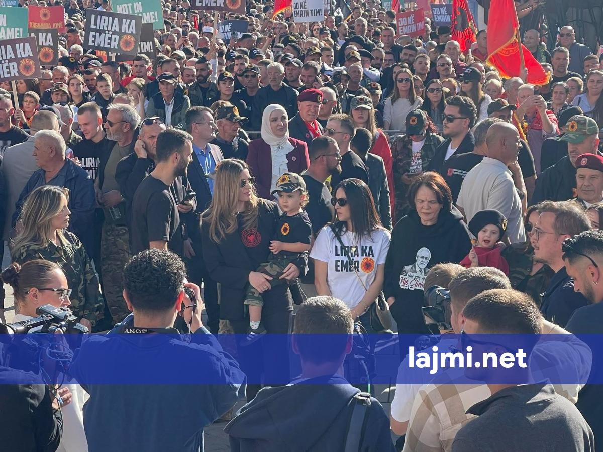 familja-e-jakup-krasniqit-te-paret-ne-protesten-kunder-vendimit-te-hages
