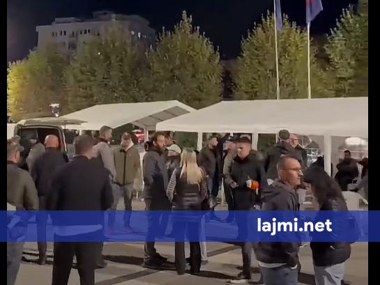 Vendosen tenda në shesh pas paralajmërimit të protestuesve se do të qëndrojnë gjithë natën te Kuvendi