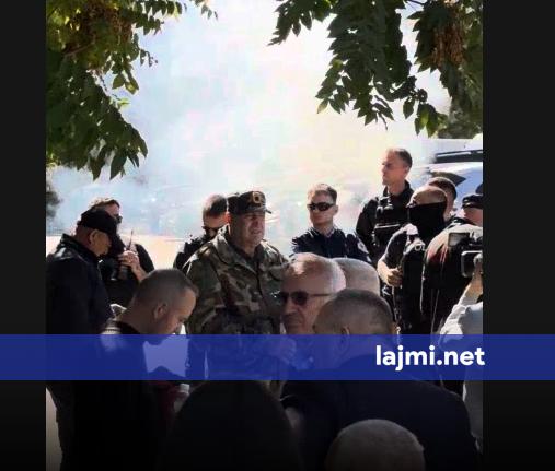Protestuesit gjuajnë përsëri mjete piroteknike afër Kuvendit