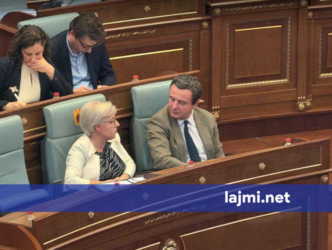 Albin Kurti nuk lëviz nga salla e Kuvendit anipse paralajmëroi takim me Bedri Hamzën  zhvillimet e fundit nga Kuvendi