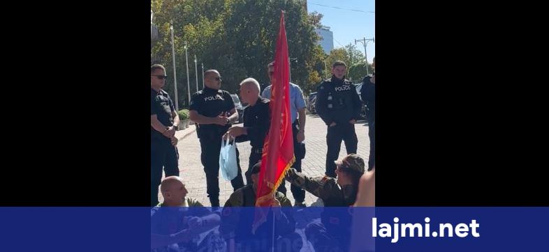 Zyrtari policor shpërndan ujë për protestuesit