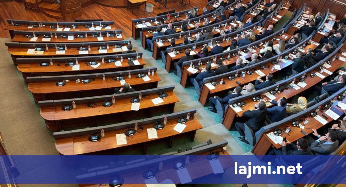 PDK ja lëshon sallën e kuvendit pasi s u miratua kërkesa e tyre  në sallë mbetet vetëm Rrustem Mustafa