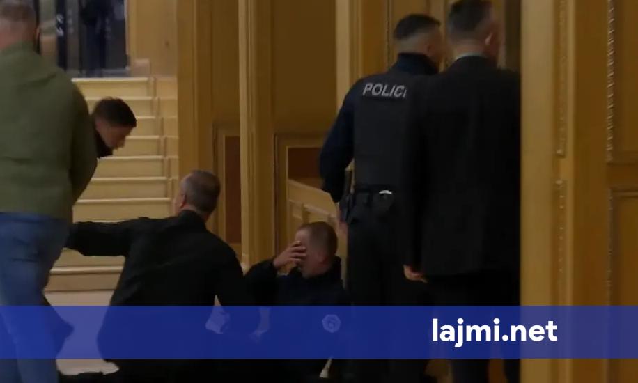 Protesta para Kuvendit  Lëndohet një zyrtar i Policisë