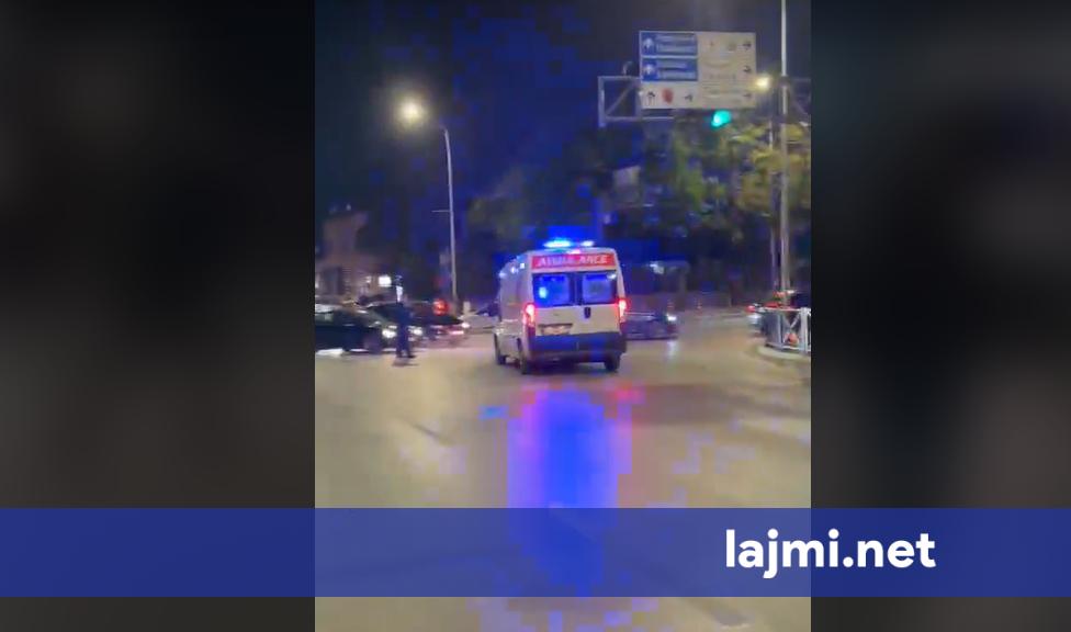 Hidhet gaz lotsjellës në protestën pranë Kuvendit  mbërrijnë edhe autoambulancat
