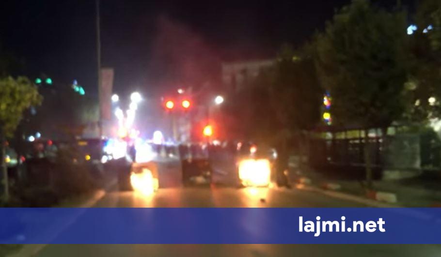 Eskalon tejmase situata  protestuesit iu vën flakën kontenjerëve prapa Teatrit
