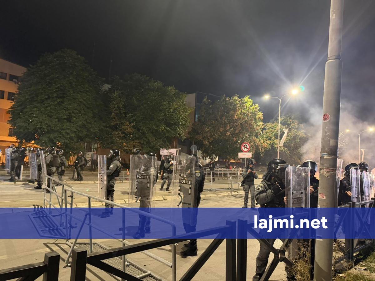 Policia e Kosovës vendoset në rrugën  Agim Ramadani   bllokohet rruga derisa protestuesit po djegin kontenjerët