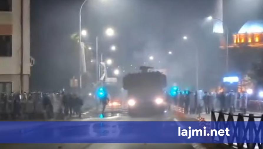 Policia nis të përdorë topat e ujit ndaj protestuesve në Prishtinë