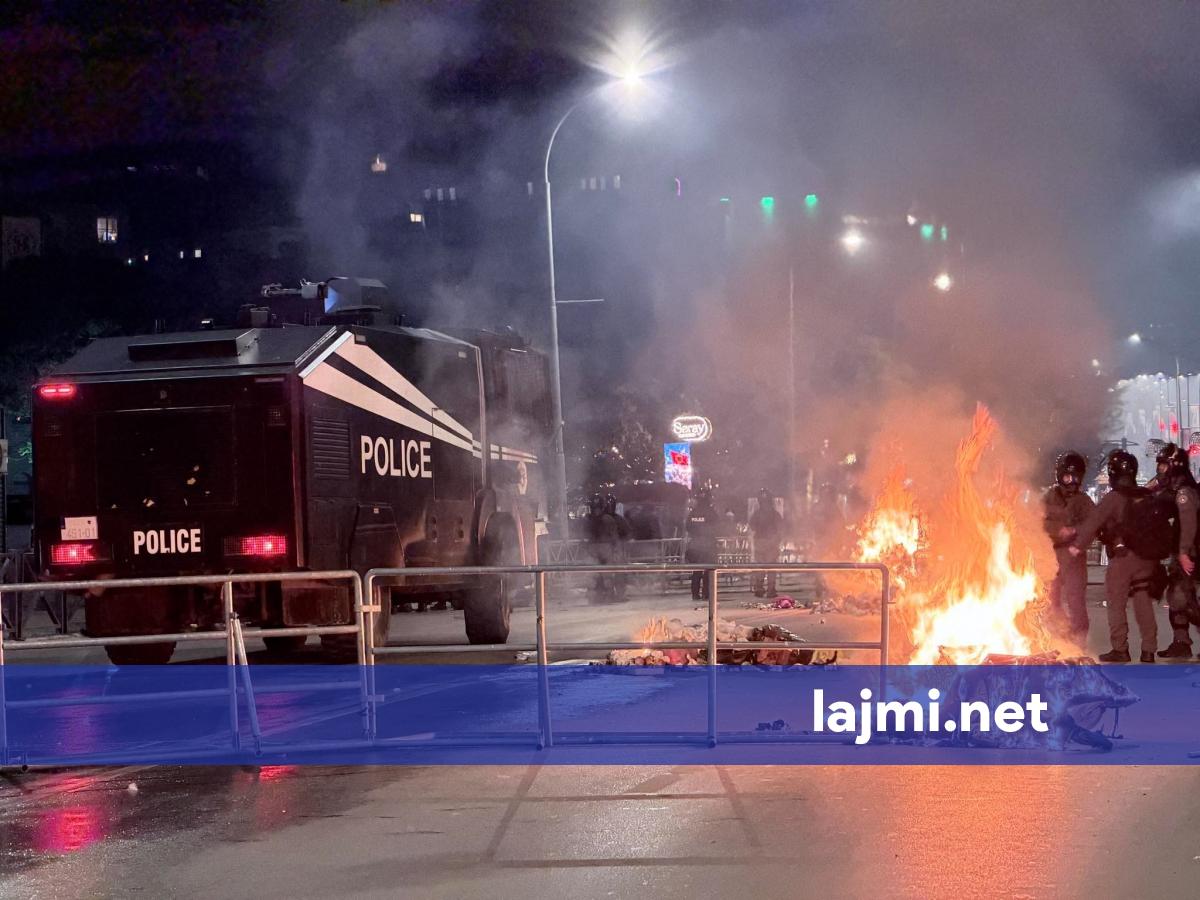 Policia për protestën e sotme  Deri tani nuk ka lëndime serioze por janë shkaktuar dëme materiale
