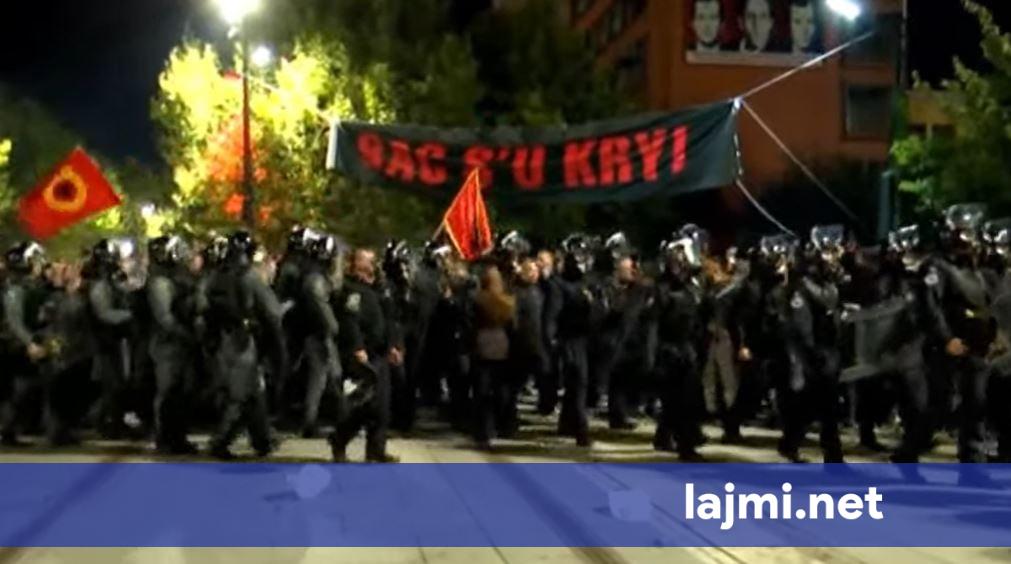 Policia ripozicionohet pas tensioneve  protestuesit nuk lëvizin nga sheshi