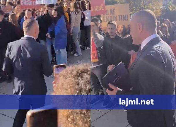 Burim Ramadani dorëzon kallëzim penal ndaj Albulena Haxhiut për rastin e Auditorit të Përgjithshëm
