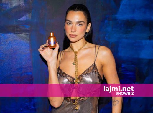 Dua Lipa reklamon produktin e saj të ri në New York