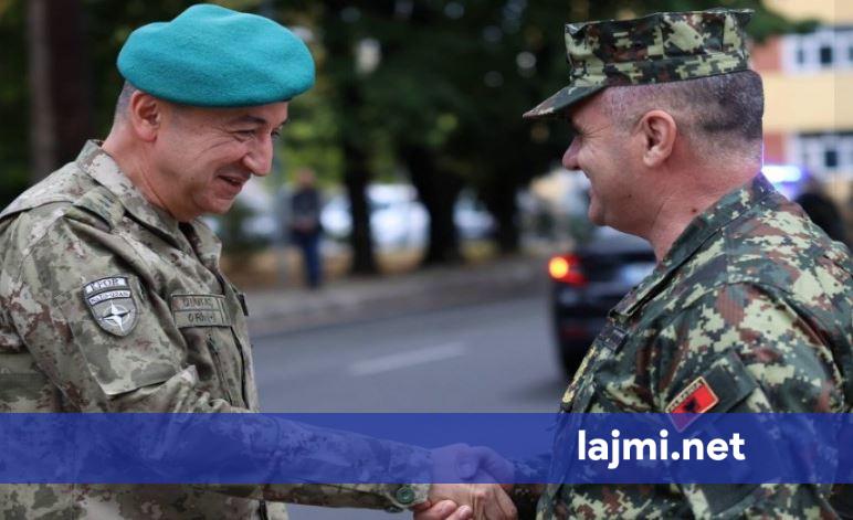 Kingji pret në takim komandantin e KFOR it  Ulutash  në përfundim të mandatit