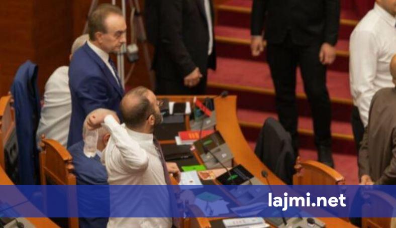Hodhën shishe  ujë e gjësende në drejtim të Ramës  Gazment Bardhi dhe Klevis Balliu përjashtohen për 60 ditë nga punimet e Kuvendit