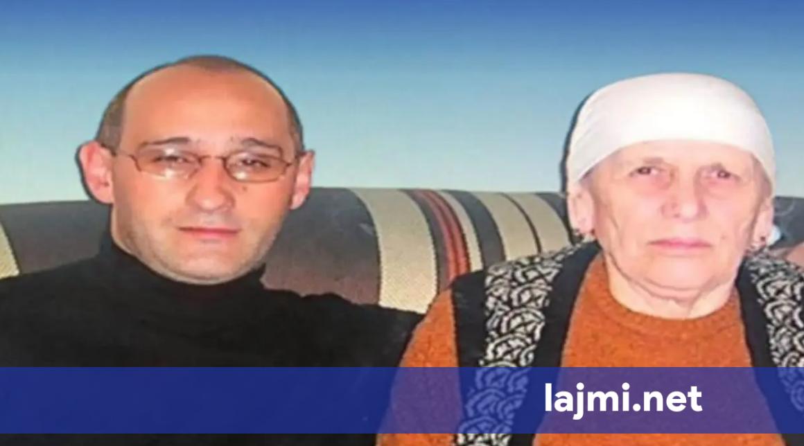 Foto e rrallë  Salih Mustafa krah nënës së heronjve Fahri e Bahri Fazliu