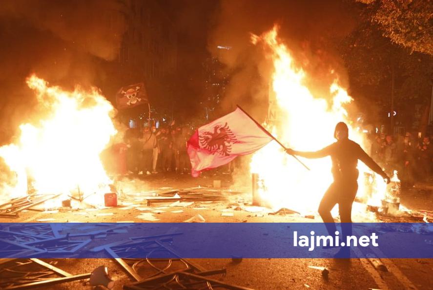 Protesta në Tiranë  13 të lënduar  mes tyre protestues  policë  gazetarë dhe kalimtarë