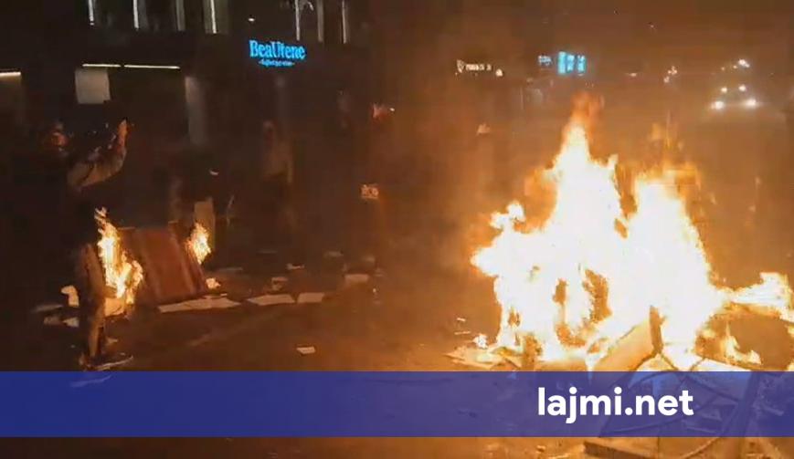 Protestuesit pushtojnë bashkinë e Tiranës  i vënë flakën ambienteve të brendshme
