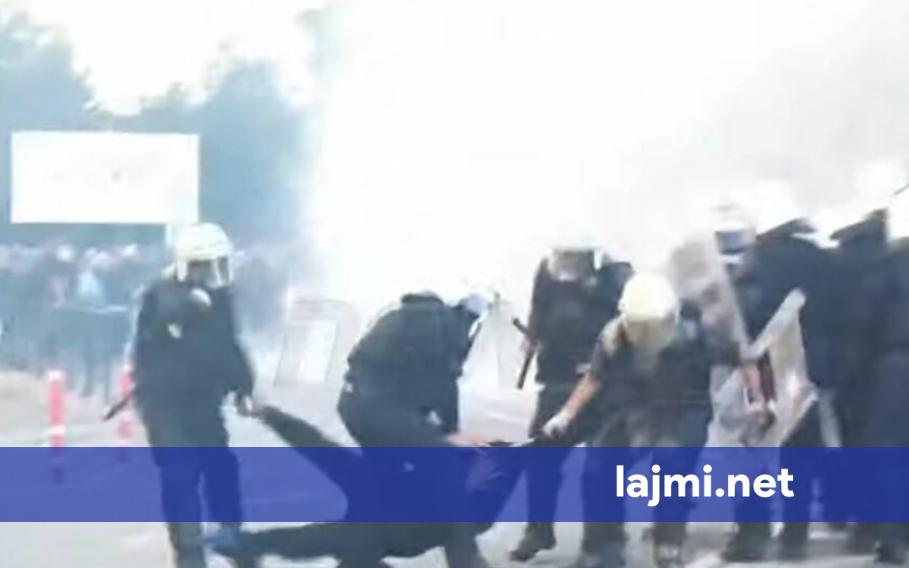 PAMJE TË RËNDA  Policia raportohet se i ka thyer këmbën dhe e tërheq zvarrë një protestues në Tiranë