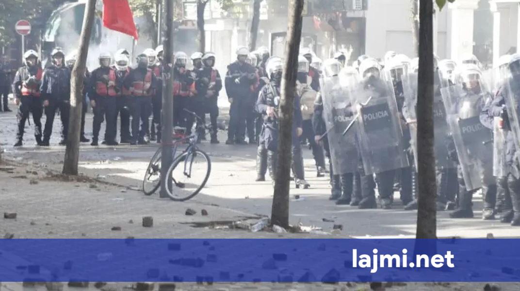 Përshkallëzohet protesta pranë Ministrisë së Arsimit  policia përdor gaz e ujë ndaj të rinjve