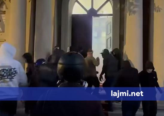 14 policë të lënduar dhe 35 të shoqëruar pas protestës së dhunshme në Tiranë