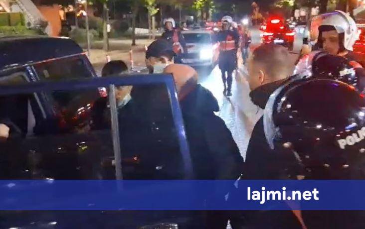 Protesta e dhunshme që shkatërroi Tiranën  shoqërohen disa të rinj pas përfundimit të tubimit