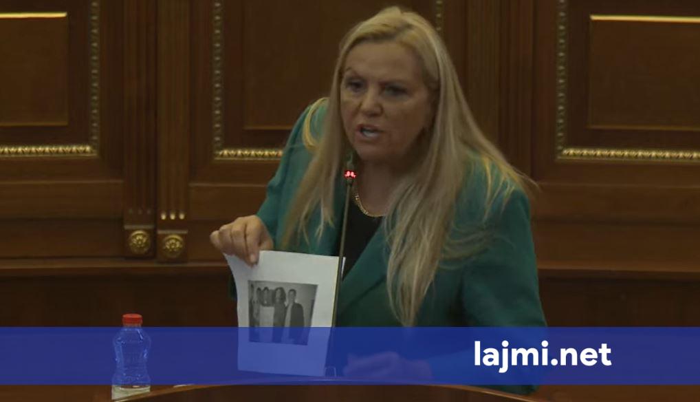 Kadrijaj ia lë foton e Ernest Lumës kryeministrit Kurti në Kuvend  Shokun e lëvizjes studentore e ke larguar nga punë  turp
