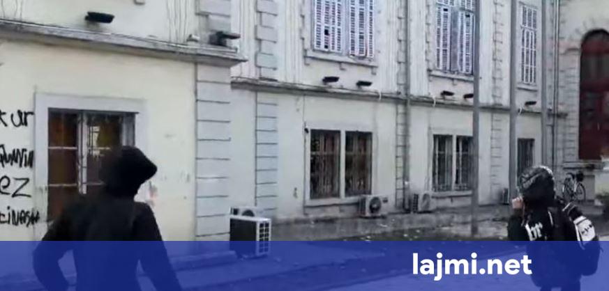 Situatë e tensionuar edhe në Shkodër  studentët qëllojnë me gurë dhe thyejnë xhamat e Bashkisë