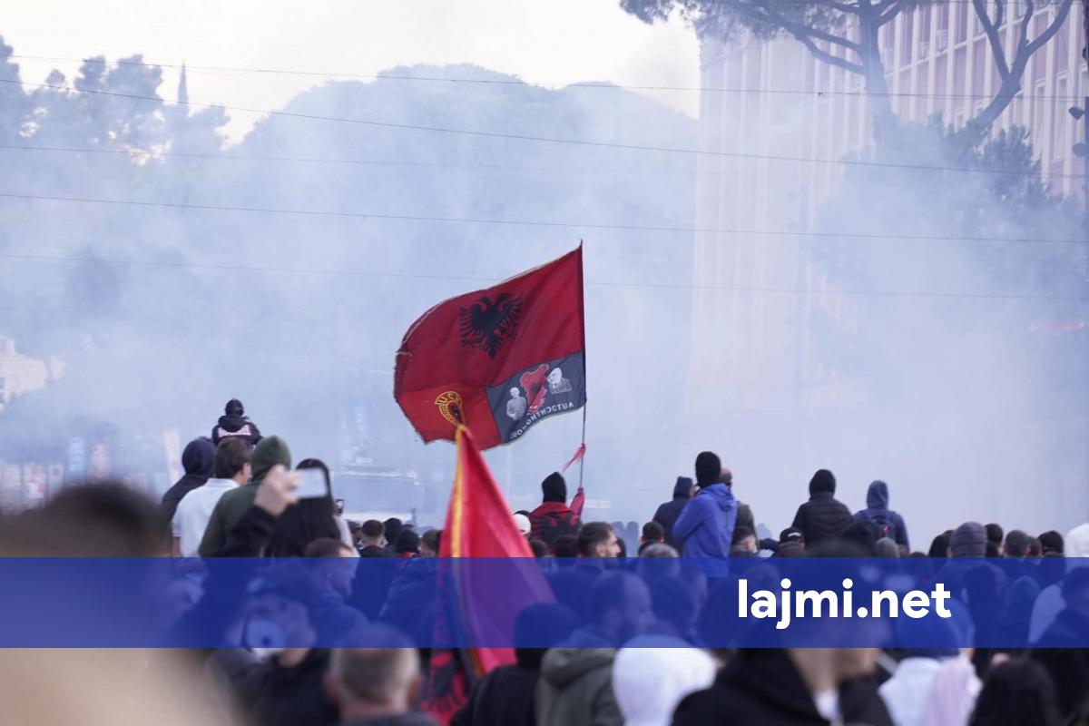 pamje-nga-protesta-e-studenteve-ne-tirane-ne-mesin-e-turmes-valon-edhe-flamuri-i-uck-se