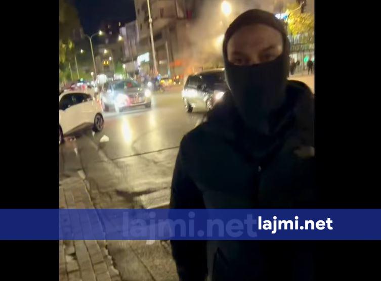 Intensiteti i protestës  polici e ngatërron gazetarin e lajmi net me protestues   ia konfiskon telefonin  por ia riktheu prapë  VIDEO 
