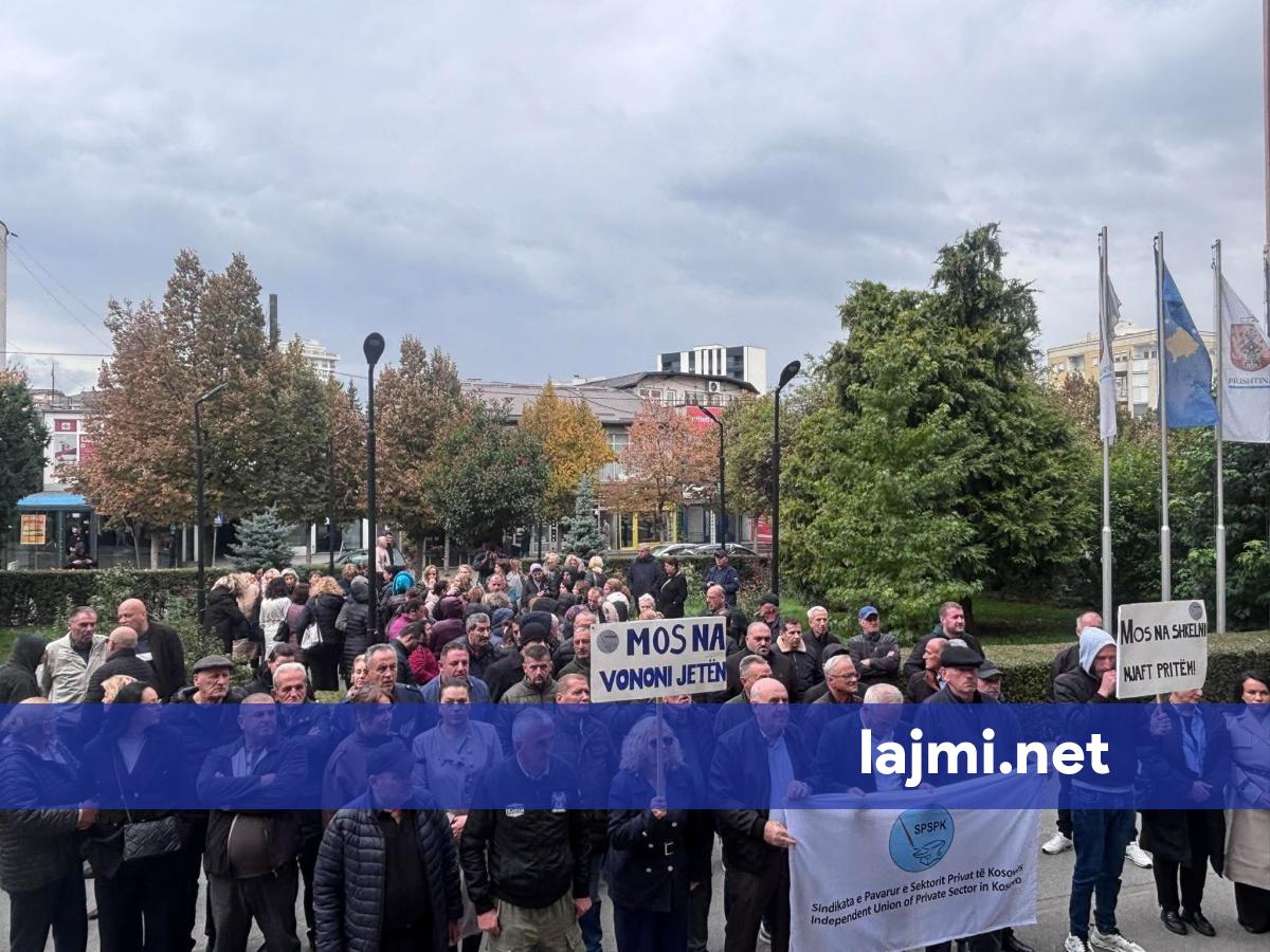 Punëtorët teknik të shkollave dhe të sigurimit fizik në QMF në Prishtinë protestojnë tek komuna  shkak mospagesa e pagave