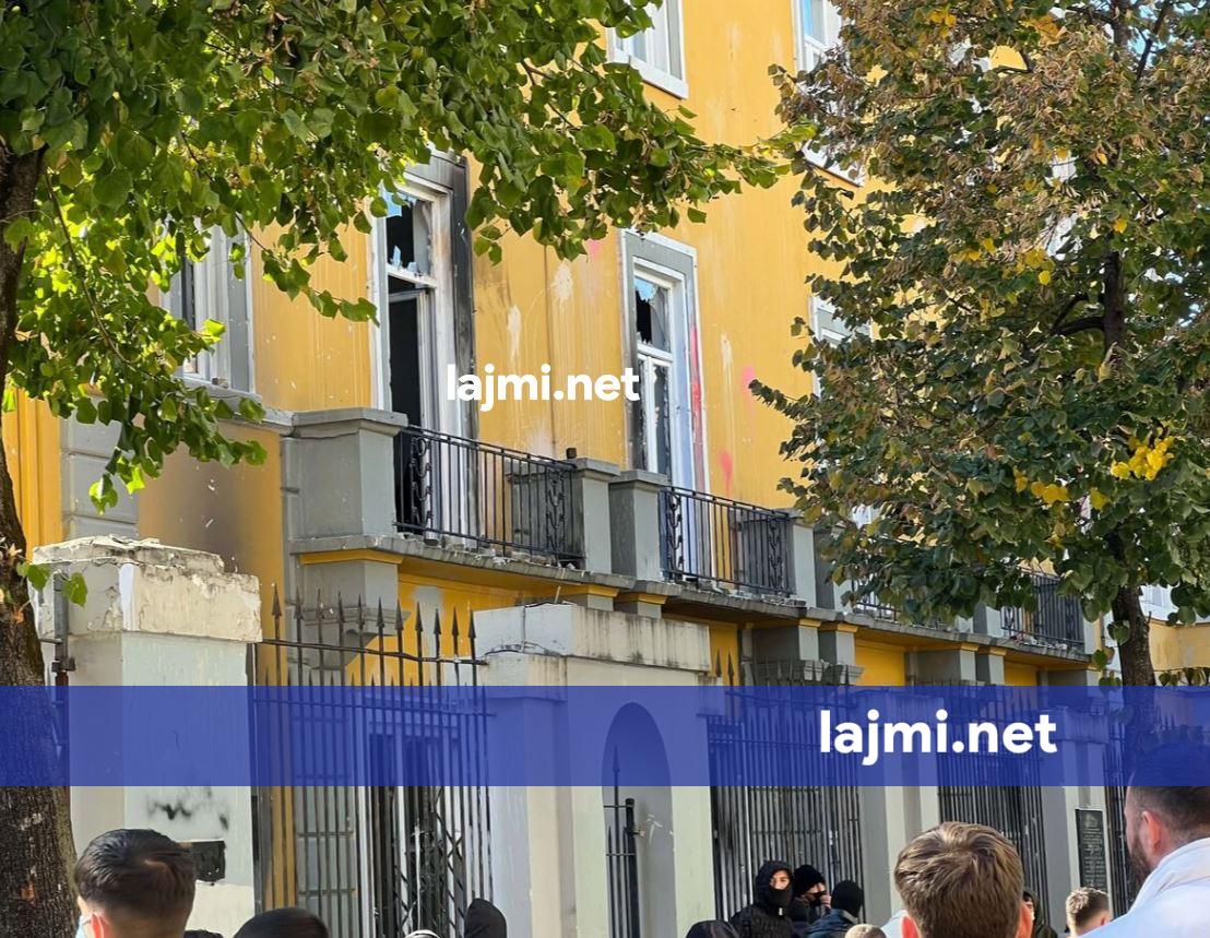 LIVE  Policia hedh ujë drejt protestuesve  eskalon situata tek Ministria e Arsimit