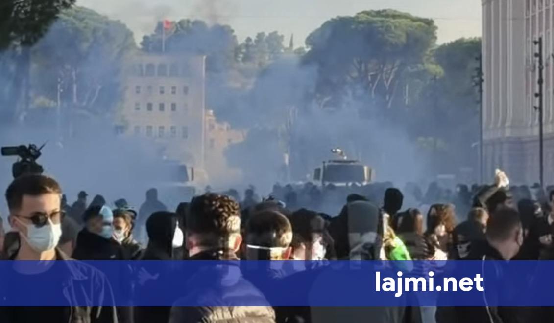 Momenti kur hidhet gaz lotsjellës  protestuesit vrapojnë në turma
