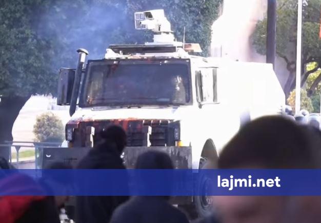 Gazi lotsjellës hidhet nga lart drejt Kryeministrisë në Tiranë  rrezikohen edhe qytetarët