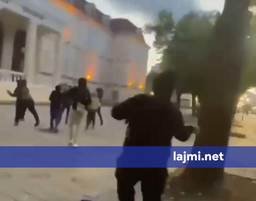 Persona të maskuar sulmojnë me molotov Bashkinë e Shkodrës