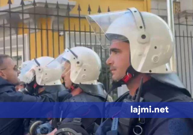 Protestuesit në Tiranë nisin marshimin drejt Ministrisë së Arsimit  autobotët me ujë në gatishmëri
