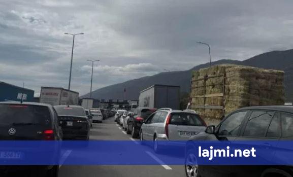 Kolona të gjata në kufirin Kosovë Shqipëri  shtohen kontrollet e automjeteve shkak i protestave në Shqipëri