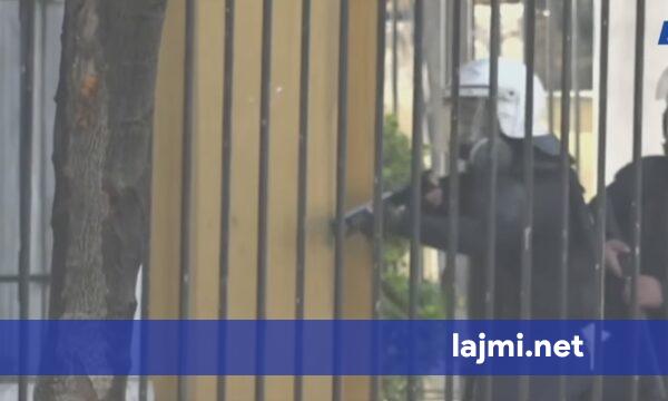 Raportohet se policia po i gjuan me plumba gome protestuesit te Ministria e Arsimit në Tiranë