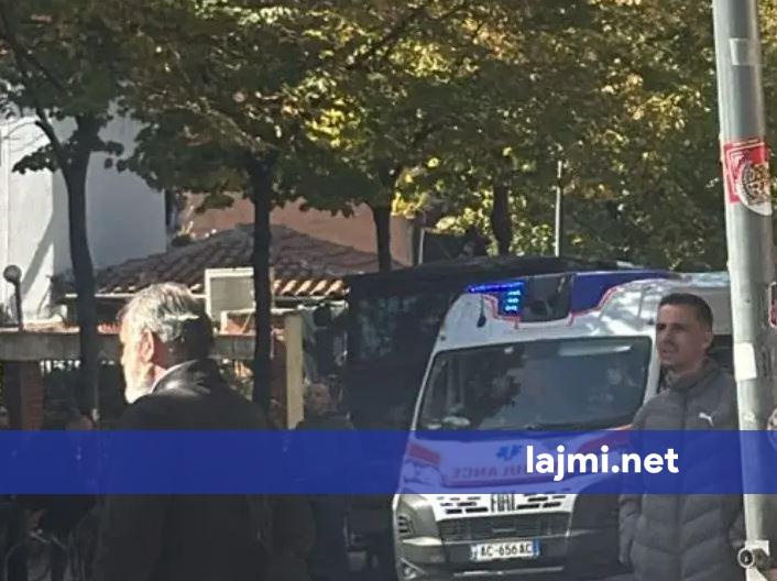 Tensionet te Ministria e Arsimit   Lëndohet një polic  transportohet në spital me ambulancë