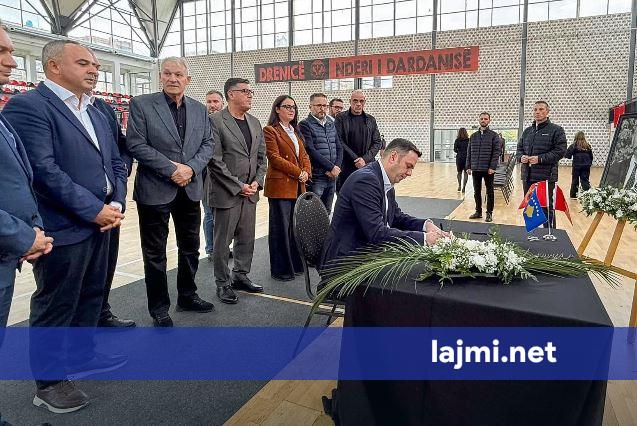 Abdixhiku me bashkëpartiakë bëjnë homazhe për heroin Idriz Rrecaj në Skenderaj